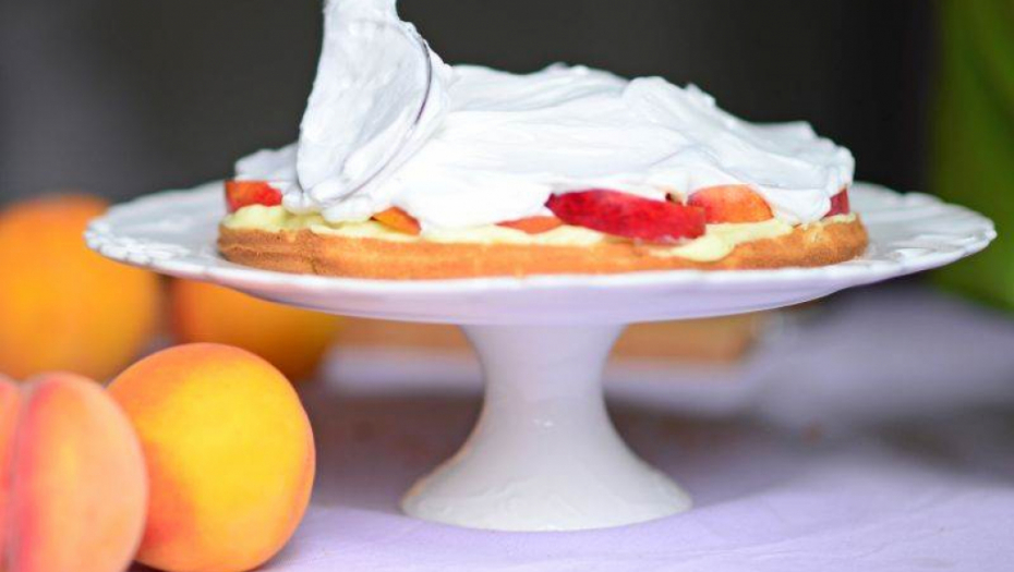 Torta sa breskvama i malinama