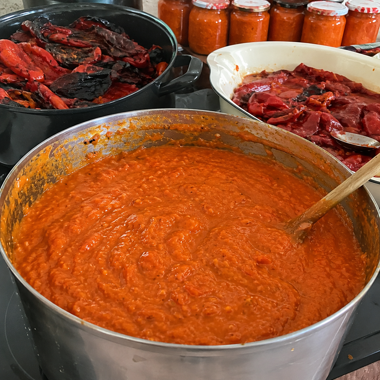DOMAĆI AJVAR SA PEČENIM PAPRIKAMA