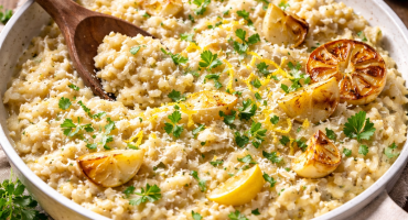 Kremasti rerni rižoto sa pečenim belim lukom, limunom i parmezanom